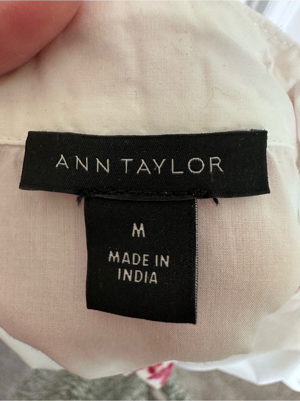 Ann Taylor White V-Neck Puff Sleeve Blouse with Pink Embroidery - Picture 4 of 4